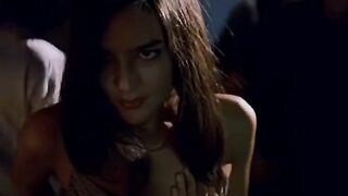 Aina Clotet nude - Mola ser malo (2005)