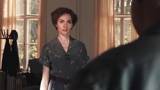 Laura de Boer nude - Brecht (2018)