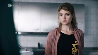 Odine Johne naked - Erzgebirgskrimi Todlicher Akkord (2020)