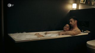 Jasmin Gerat sexy - Der Gutachter - Ein Mord zu viel (2017)