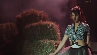 Jessica Schwarz sexy strip - Stadtlandliebe (2016)