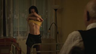 Martina Kratka nude - Jak basnici cekaji na zazrak (2016)