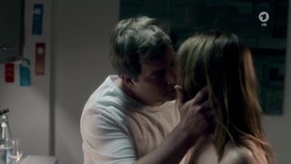 Ulrike C. Tscharre nude - Zielfahnder Flucht in die Karpaten (2016)