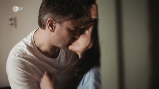 Idil Uner - Marie Brand und die Liebe zu viert (2020) Naked actress in a "topless" scene