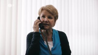 Idil Uner - Marie Brand und die Liebe zu viert (2020) Naked actress in a "topless" scene