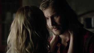 Laura Vandervoort nackte - Bitten_s03e02 (2016)