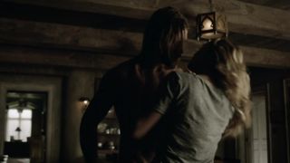 Laura Vandervoort nackte - Bitten_s03e02 (2016)