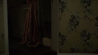 Mackenzie Davis nude - The Turning (2020)