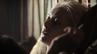Severija Janusauskaite, Sophie Pfennigstorf - Babylon Berlin s01e04 (2017) Naked "topless" scene