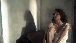 Valerie Pachner - Egon Schiele Tod und Madchen (2016) Nude movie scene