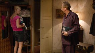 Virginie Efira - Une famille a louer (2015) Сut erotic scene