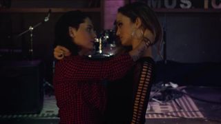 Gabriela Grecco, Thais Prates - Mal Nosso (2017) sexy hot movie scene