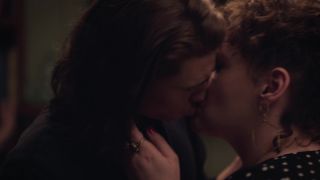 Kathryn Hahn, Katie Kershaw – Mrs. Fletcher s01e07 (2019) celeb topless scenes