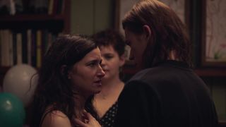 Kathryn Hahn, Katie Kershaw – Mrs. Fletcher s01e07 (2019) celeb topless scenes