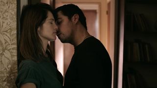 Liz Solari, and other - Estocolmo s01e09-10 (2016) celeb hot scene