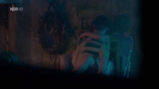 Simone Geissler, Valerie Stoll - Wo kein Schatten fallt (2018) celebrity hot video scene