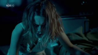 Simone Geissler, Valerie Stoll - Wo kein Schatten fallt (2018) celebrity hot video scene