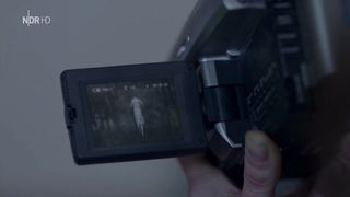 Simone Geissler, Valerie Stoll - Wo kein Schatten fallt (2018) celebrity hot video scene