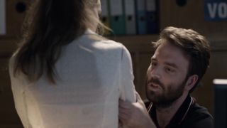 Adele Simphal, Amelie Daure - Face au Diable s01e02-07 (2016) celebs topless scenes