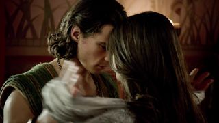 Sibylla_Deen, Kylie_Bunbury nude - Tut_s01e01 (2015)