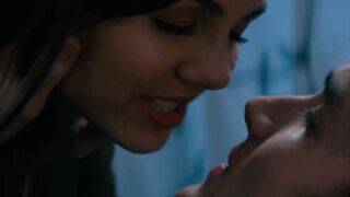 Victoria_Justice_-_Naomi_and_Ely_s_No_Kiss_List (2015)