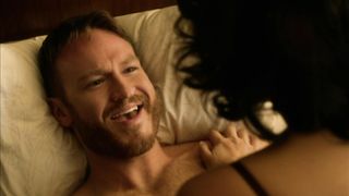 Alice Hunter, Jenny Slate – House of Lies s03e05 (2014) actress topless scenes