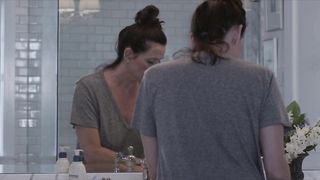 Gaby_Hoffmann__Alison_Sudol__Amy_Landecker_-_Transparent_s01e01 (2014)
